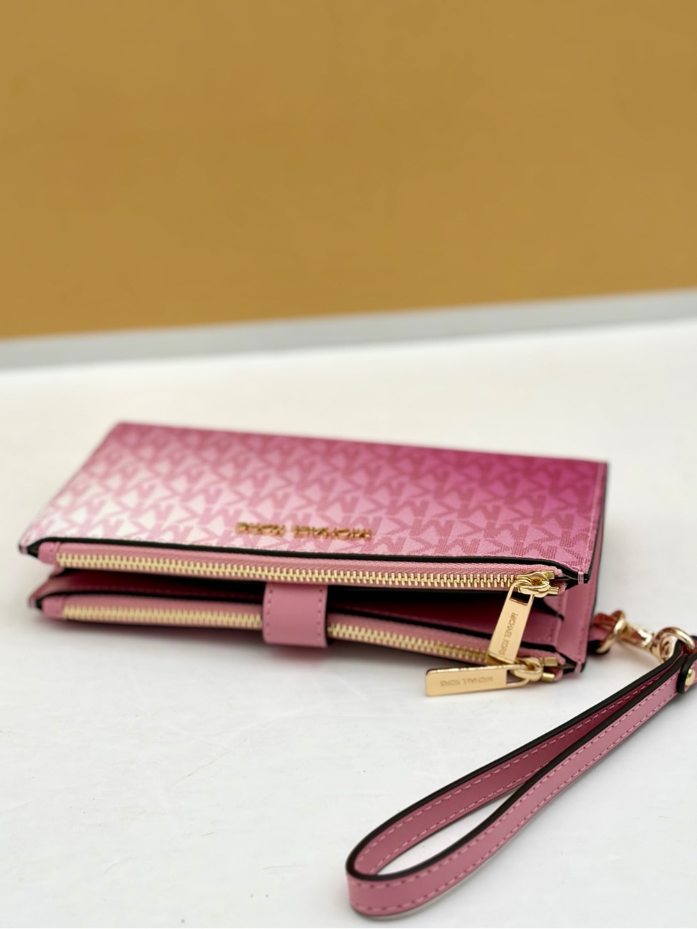 MICHAEL KORS Sheila Large Ombre Signature Logo Tote Bag and wallet Set
Carnation - Picture 14 of 16